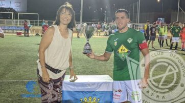Entrega del trofeo a José Mari Rosas