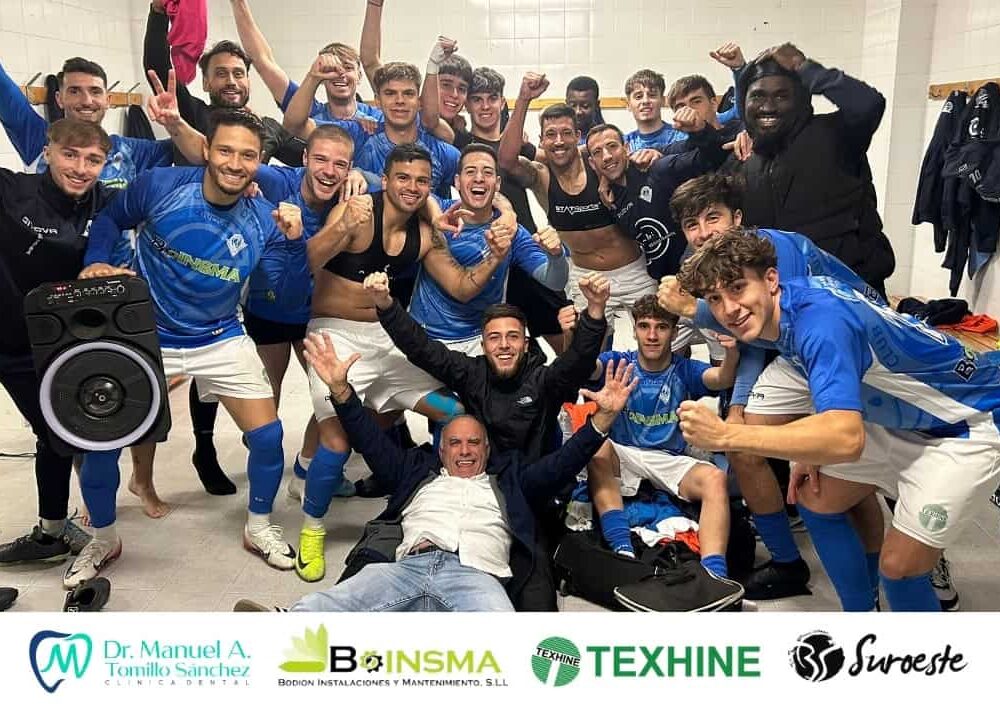 Celebración de los jugadores del CD Zafra tras eliminar al CP Chinato