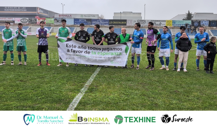 Jugadores con la pancarta contra el cáncer