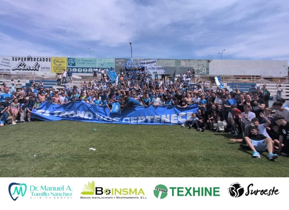 Afición celebrando el campeonato de liga del CD Zafra